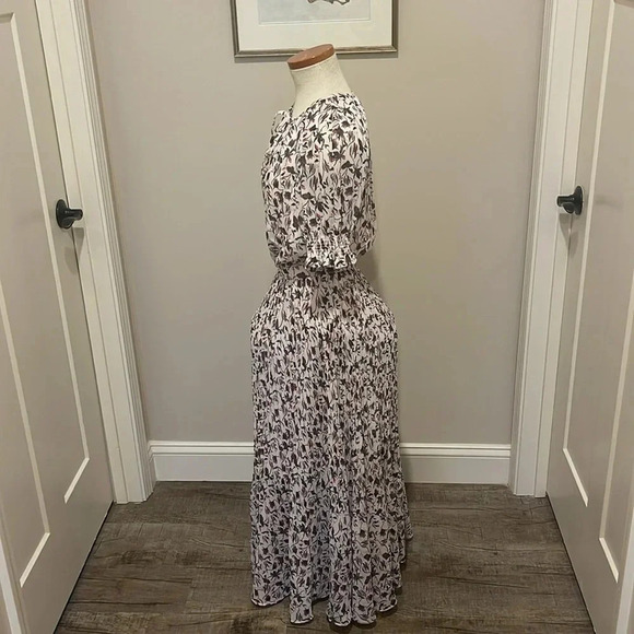 NWOT!! Club Monaco - Floral Smocked Cuff Pleated Dress - Size 2 - Picture 5 of 12